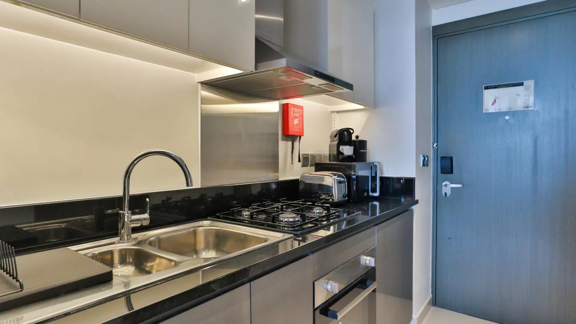 Higuests - Roomy And Chic Studio With Panoramic Canal Views Dubai United Arab Emirates